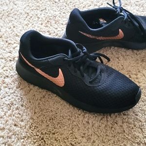 Women's Nike Tennis Shoes (Size:8.5) Black